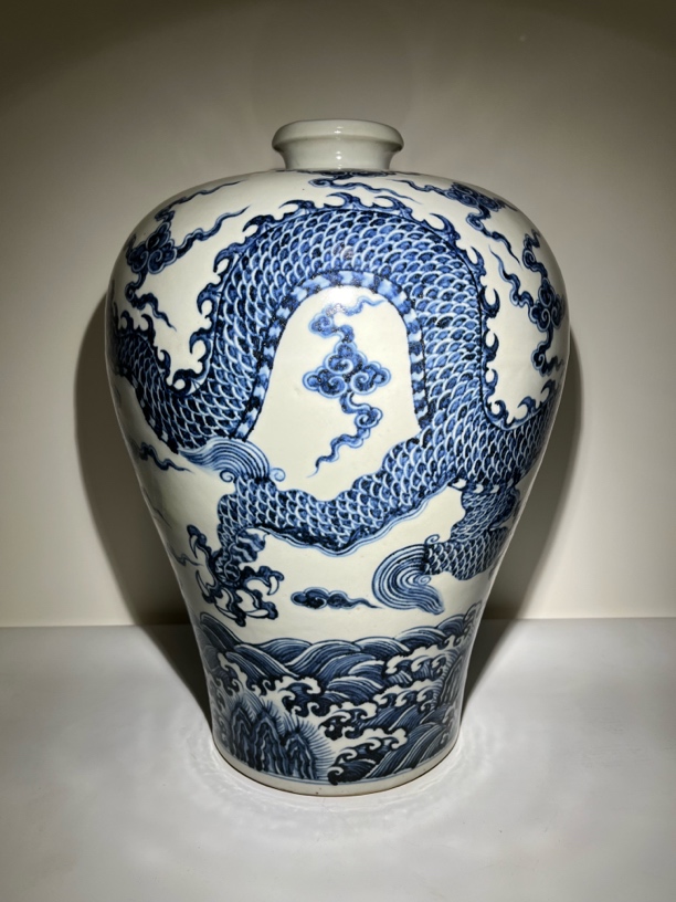青花瓷龙纹梅瓶，高39.5cm
