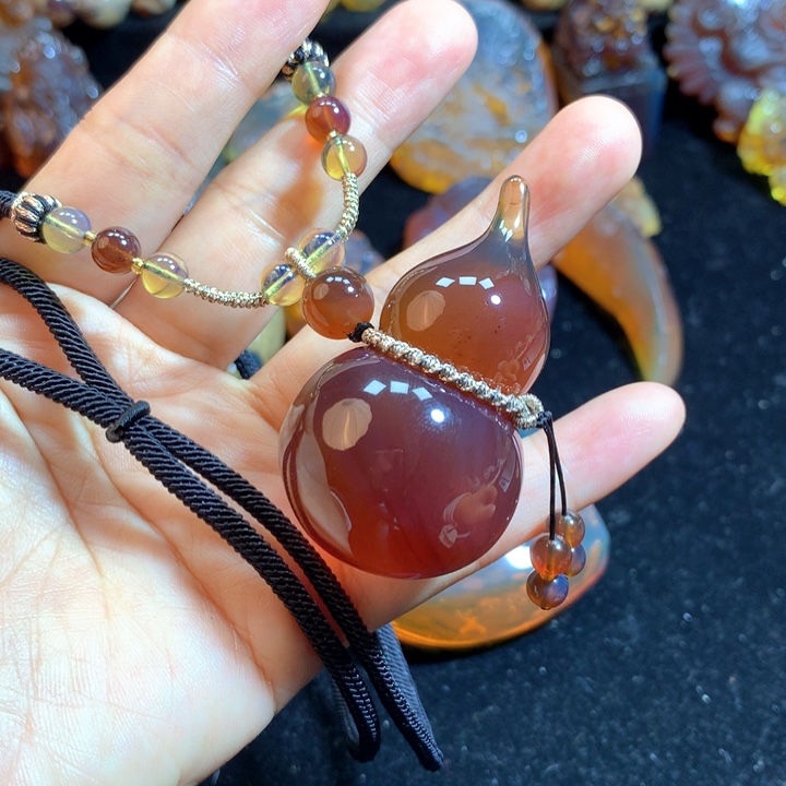 琥珀颈饰未镶嵌葫芦