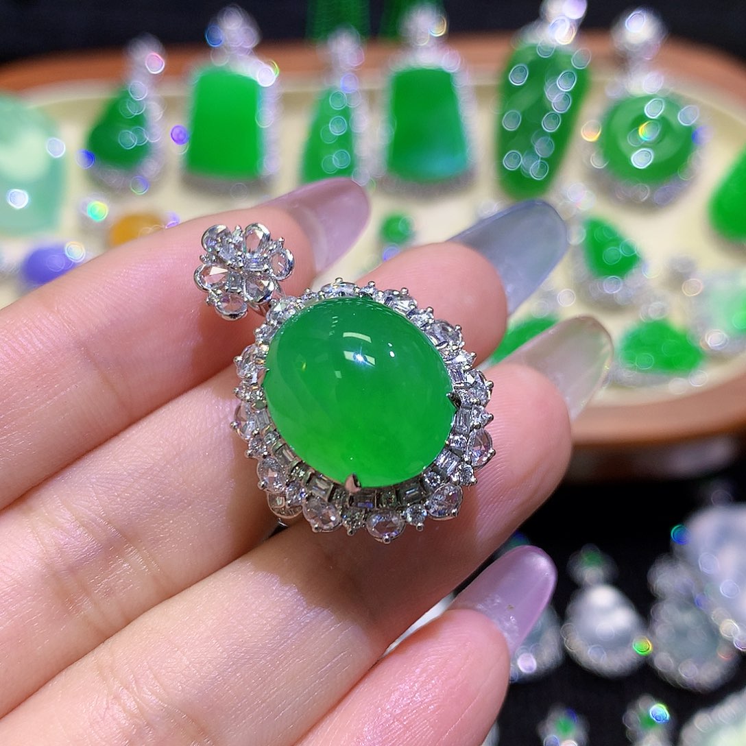 森***池翡翠戒指18K金镶嵌高冰满绿