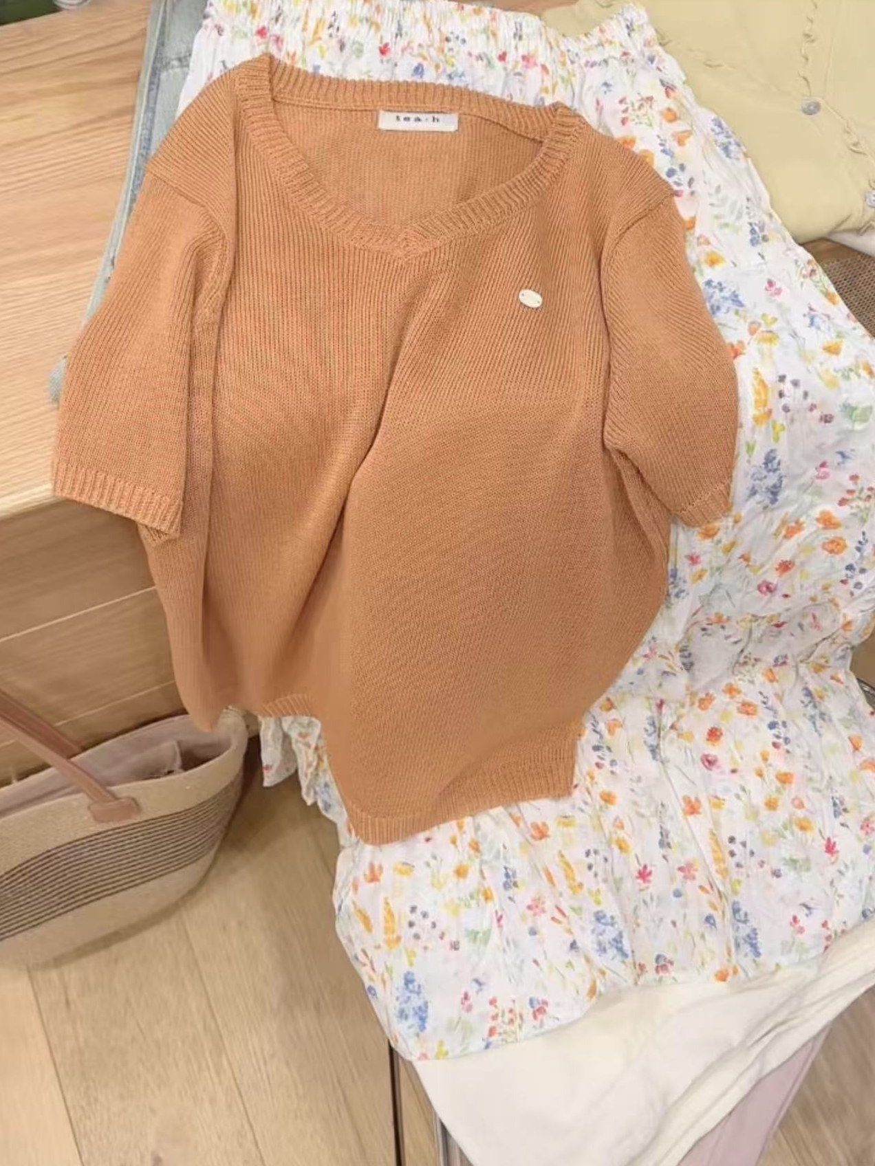 七言家巨好看！ins韩系温柔南瓜橘V领短袖