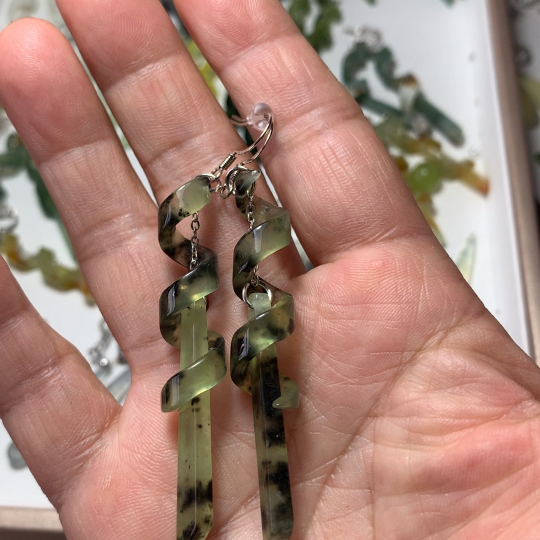 蛇纹石玉耳环未镶嵌