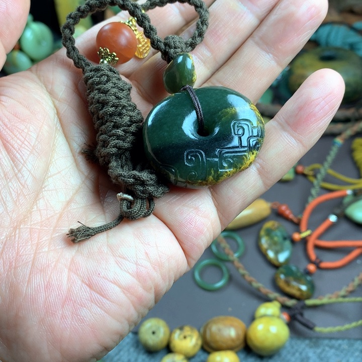 吊坠(赠链)未镶嵌岫岩河磨玉（透闪石质玉）思*