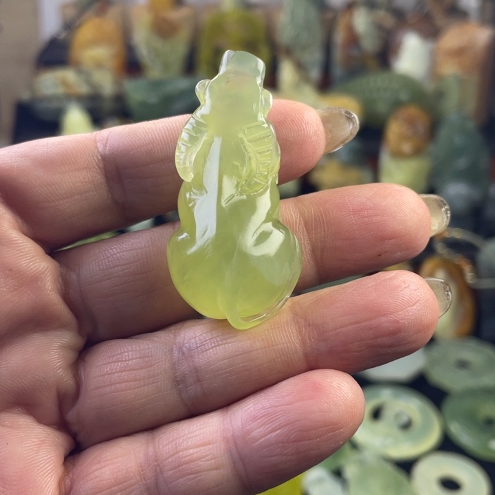 蛇纹石玉颈饰合金