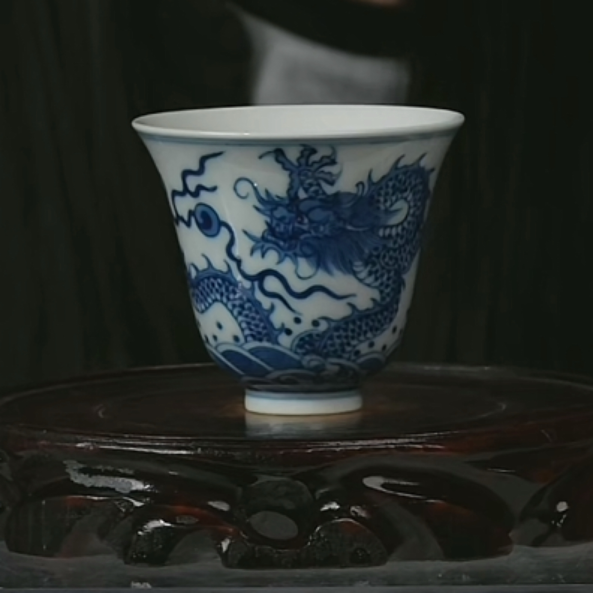 M青花海水龙纹杯