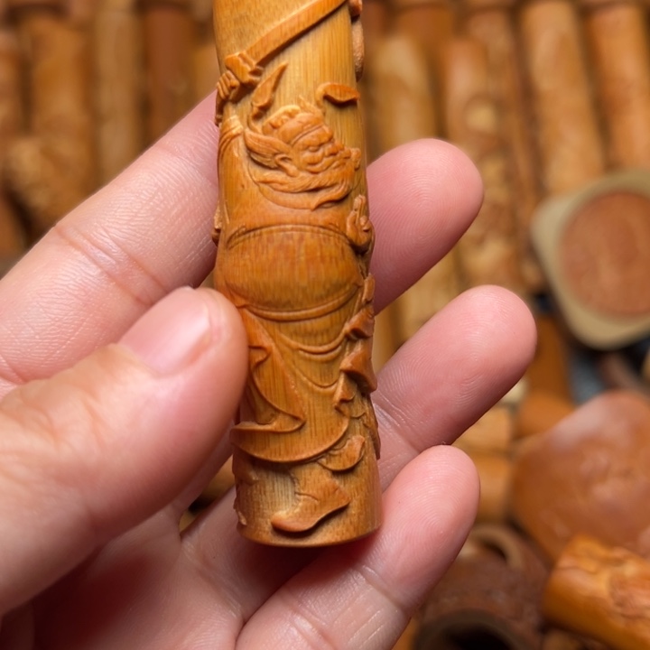 双***。实心竹雕刻手把件