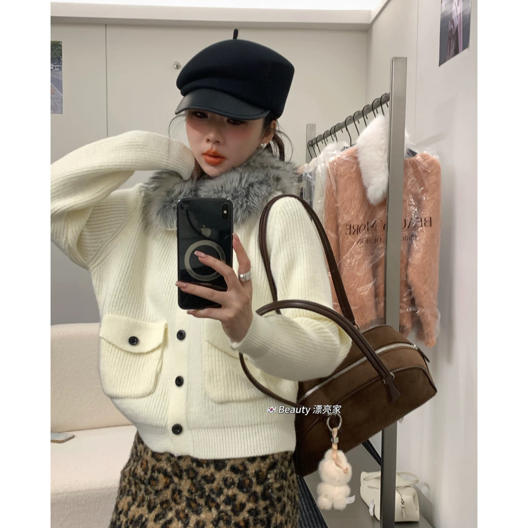 越野兔  翻领黑扣开衫两个口袋带灰毛领毛衣3870