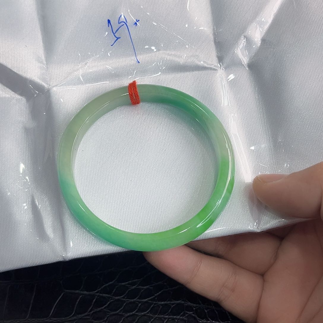 翡翠手镯未镶嵌多样性