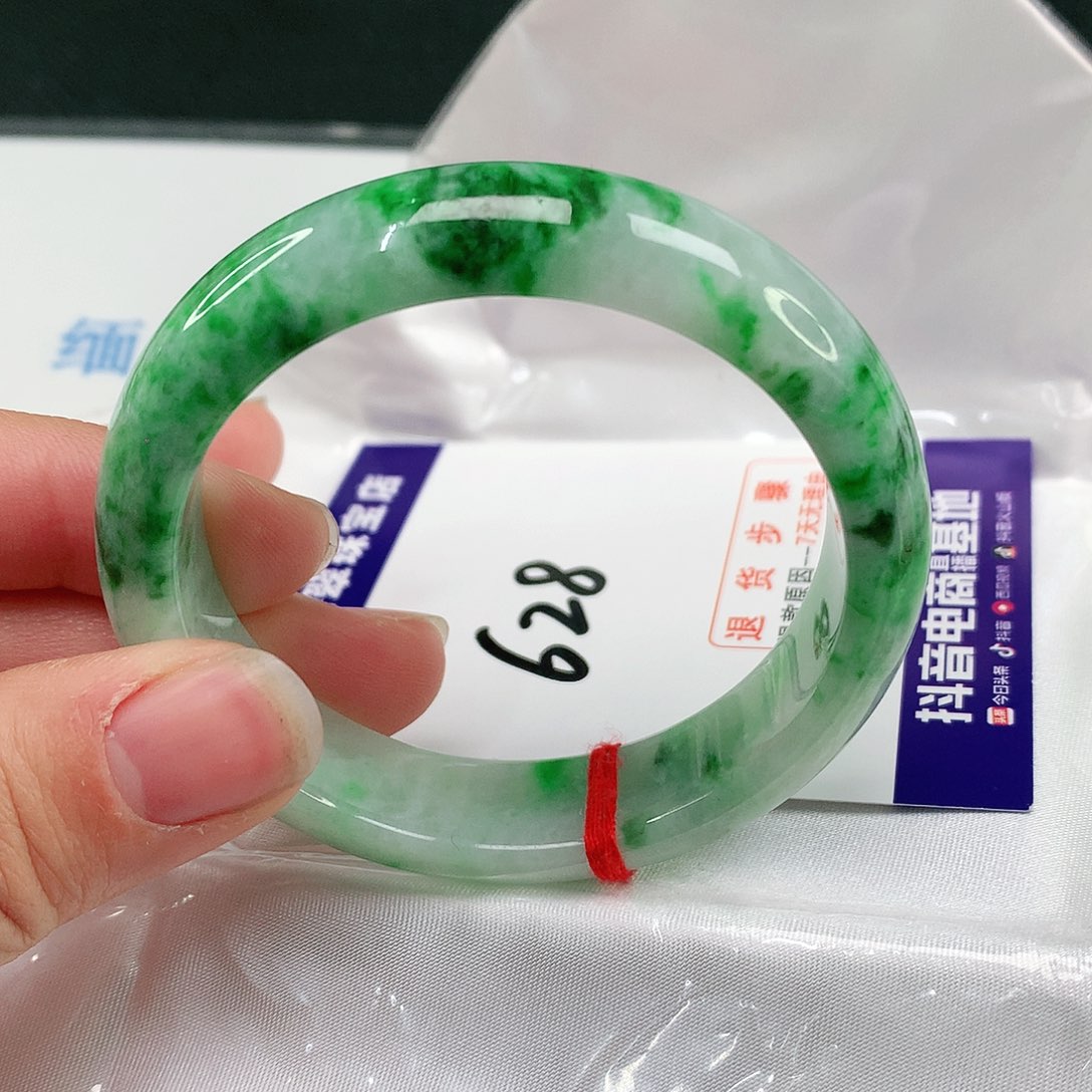翡翠手镯未镶嵌翡翠