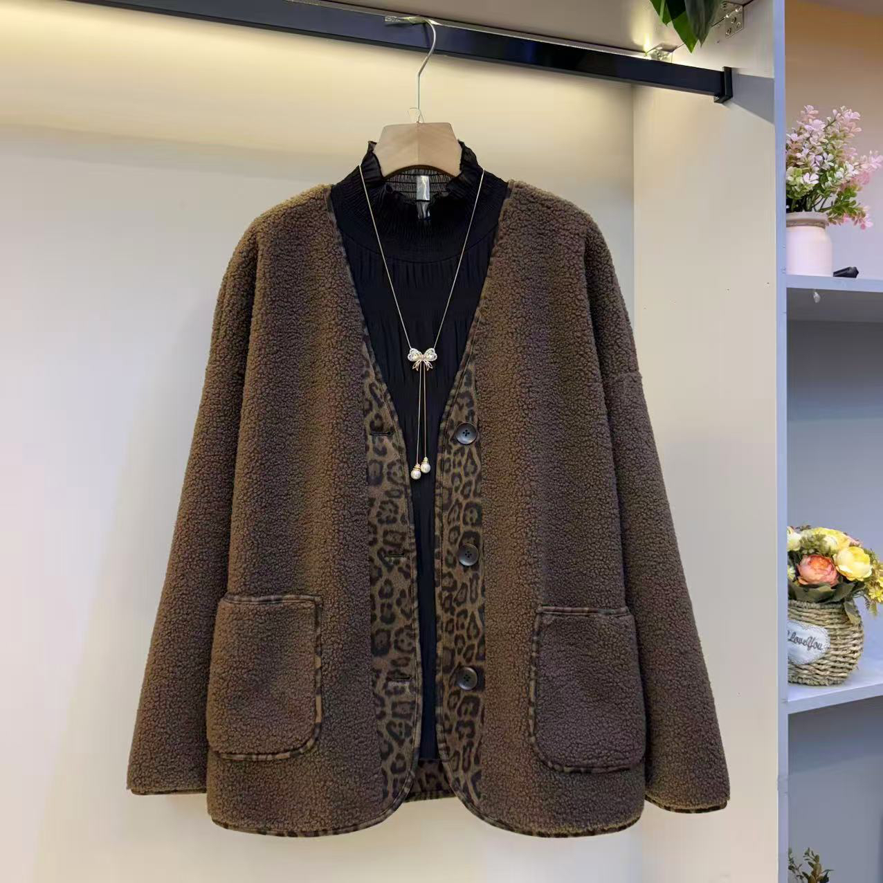 韩系加厚短外套V领直下摆单排扣女秋季宽松型2025