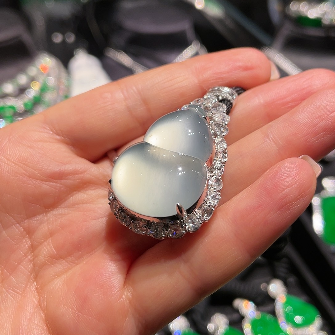 翡翠颈饰18K金镶嵌缅甸翡翠高冰葫芦