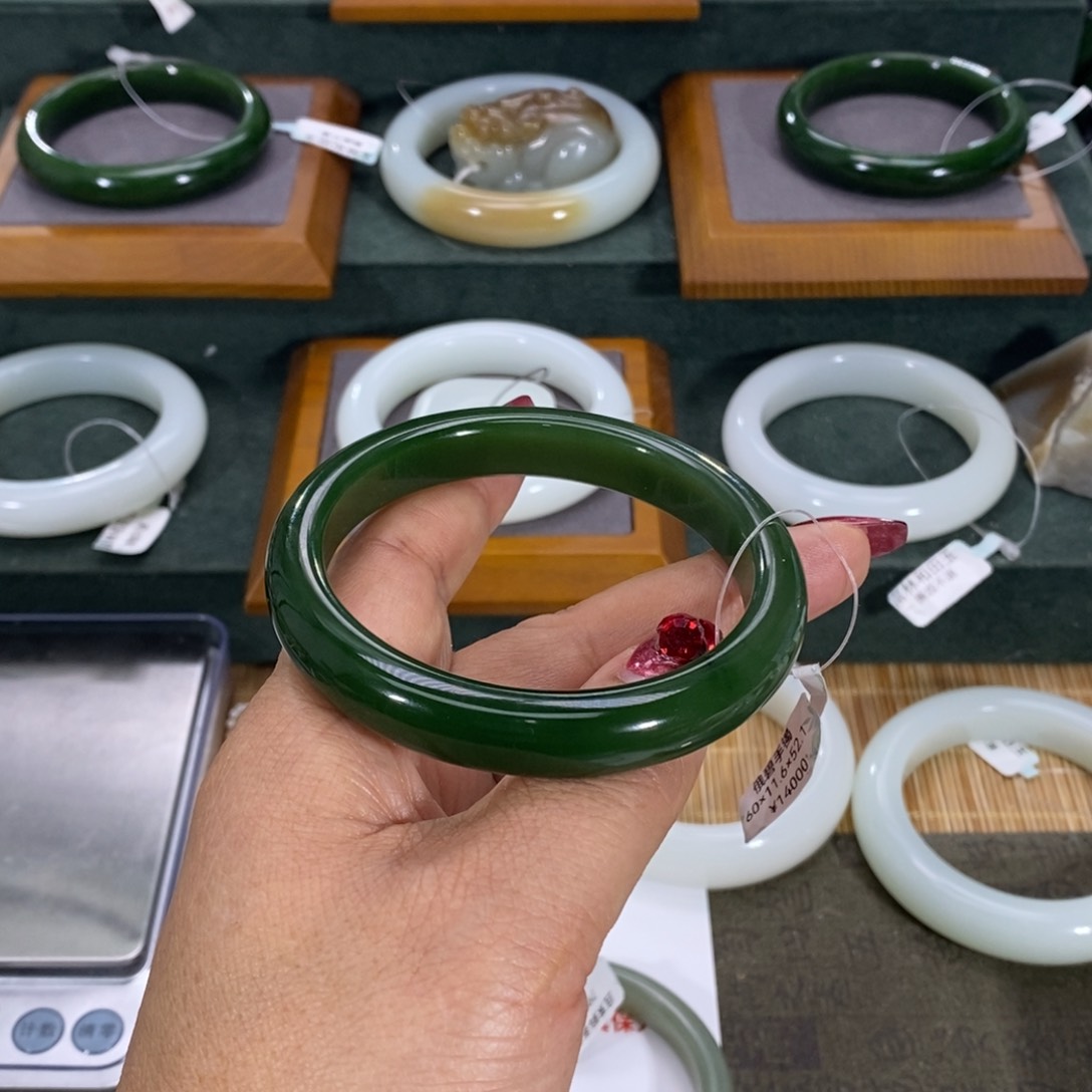 和田玉手镯未镶嵌