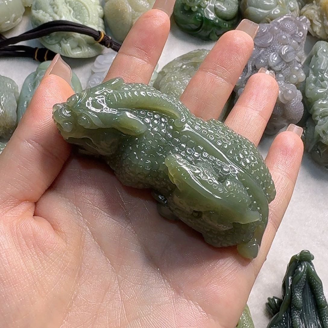 颈饰未镶嵌和田玉橄*树