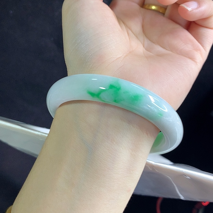 翡翠未镶嵌手镯58圈 牛奶底阳绿6406