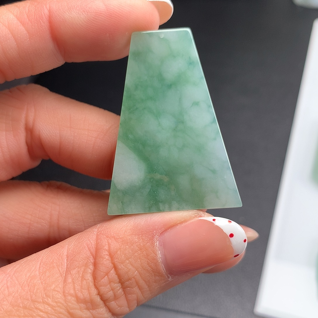 翡翠未镶嵌颈饰无事牌