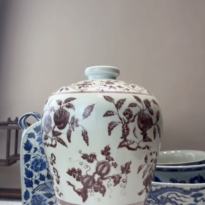 盘釉里红花果纹梅瓶