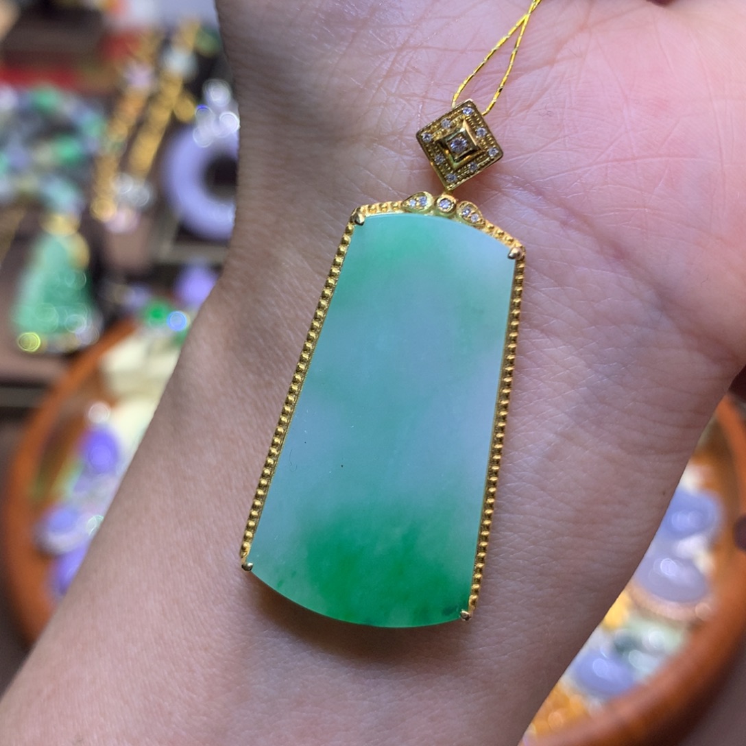 翡翠18K金镶嵌颈饰