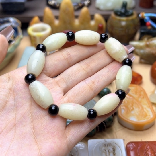 蛇纹石玉未镶嵌颈饰