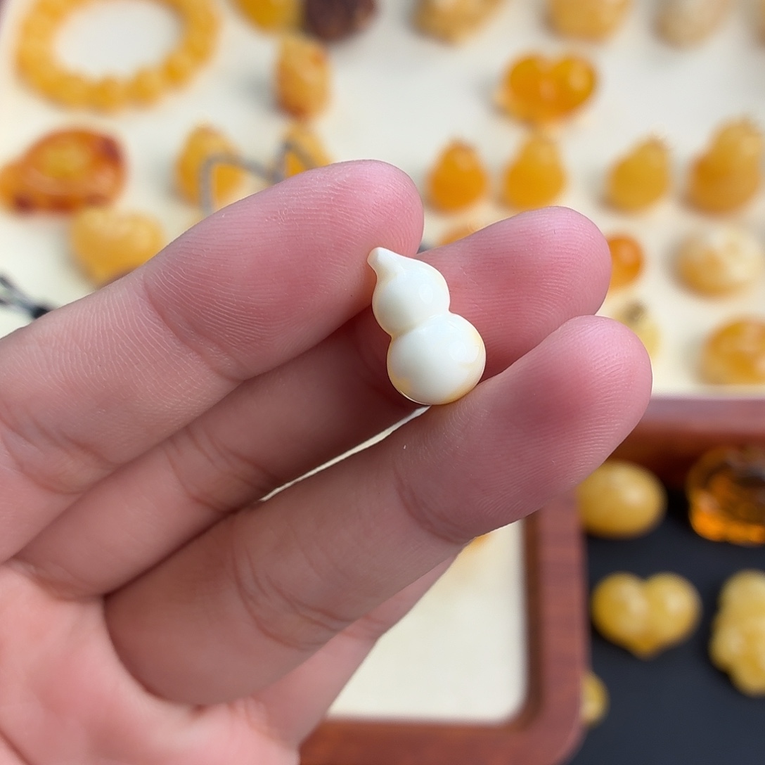 随***心琥珀未镶嵌珠宝奇石