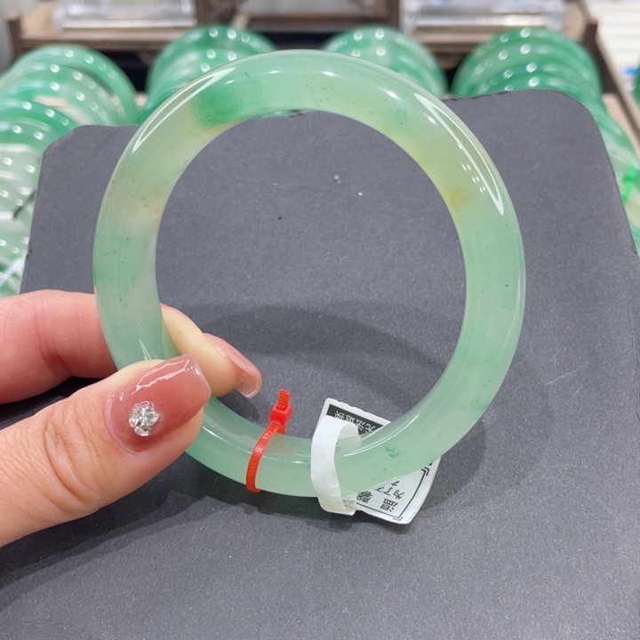 未镶嵌手镯石英质玉