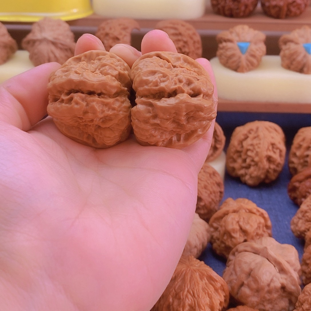 41蛤蟆头文玩核桃打底