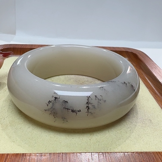 石英质玉手镯未镶嵌?****