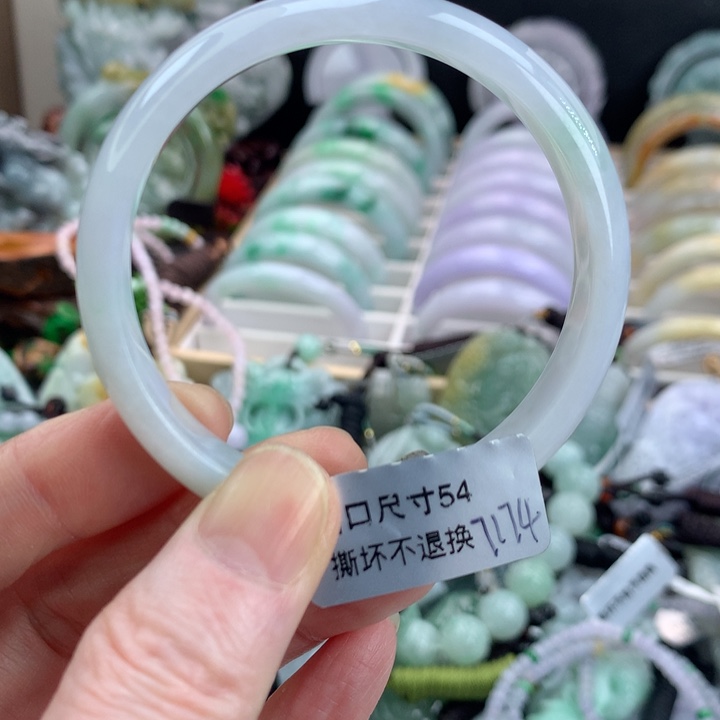 翡翠手镯未镶嵌吊坠