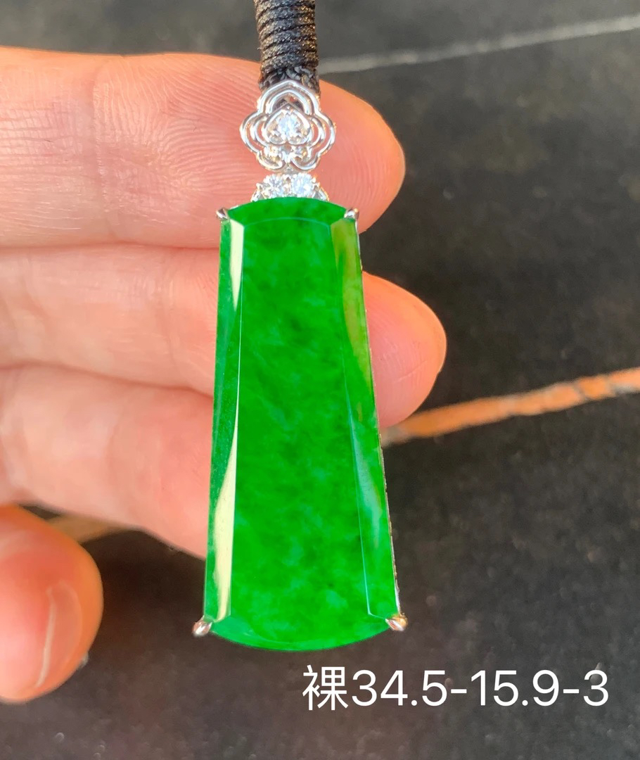 满绿无事牌翡翠吊坠