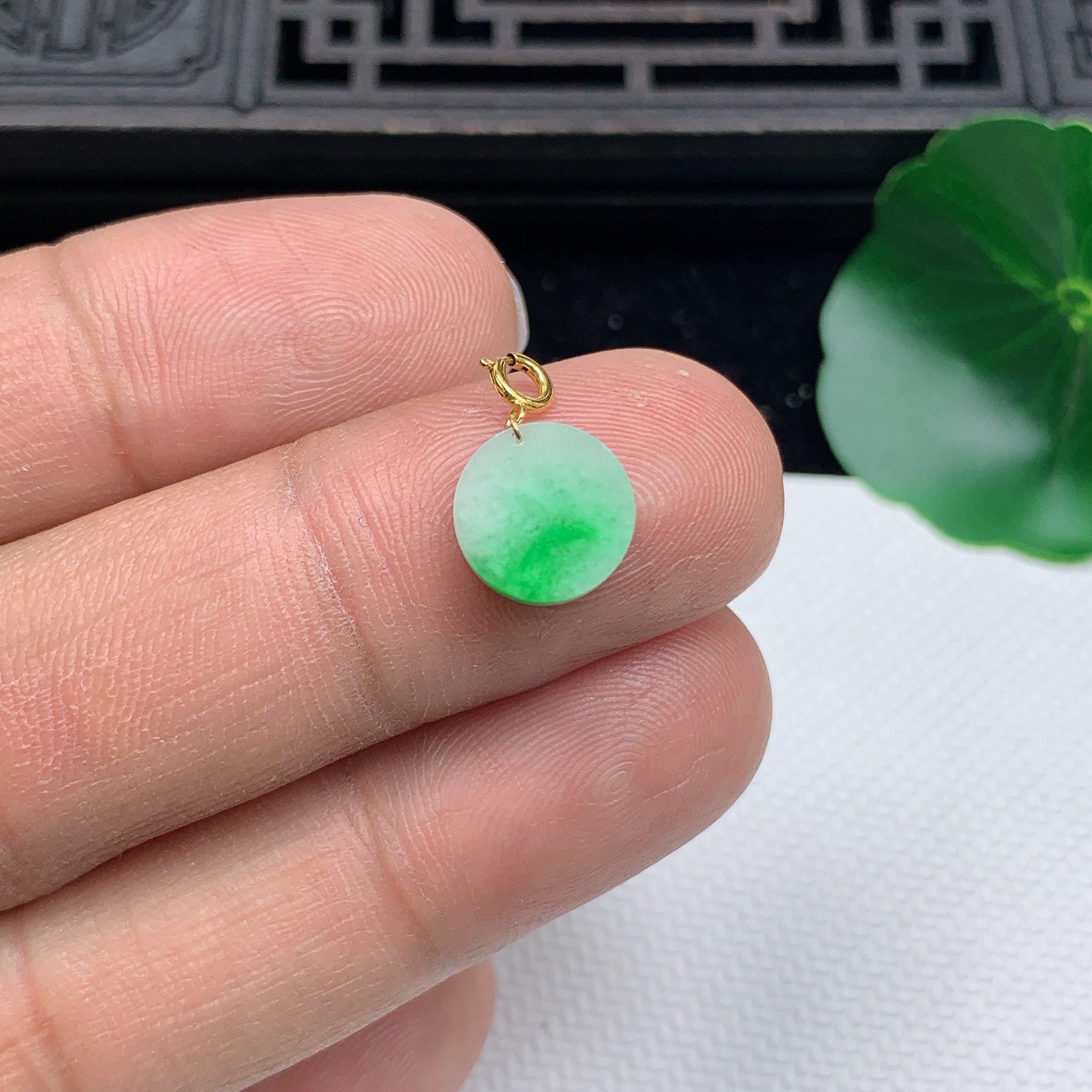 缅甸天然翡翠A货精美飘阳绿圆牌小吊坠尺寸9.5*2.4mm