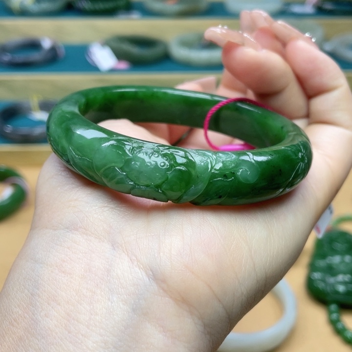 和田玉手镯58圈口。编号71未镶嵌