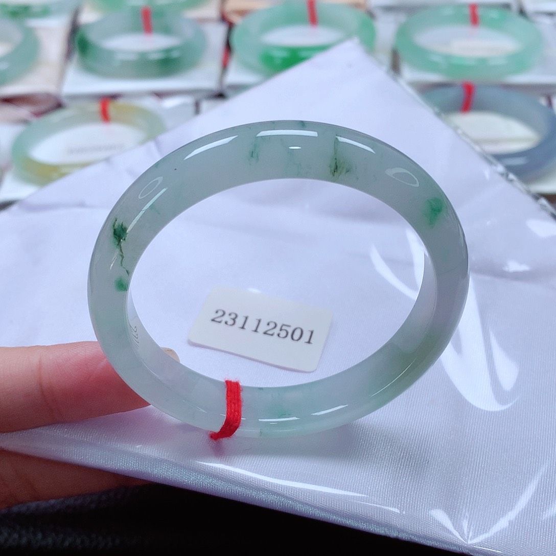 翡翠手镯未镶嵌天然A货翡翠