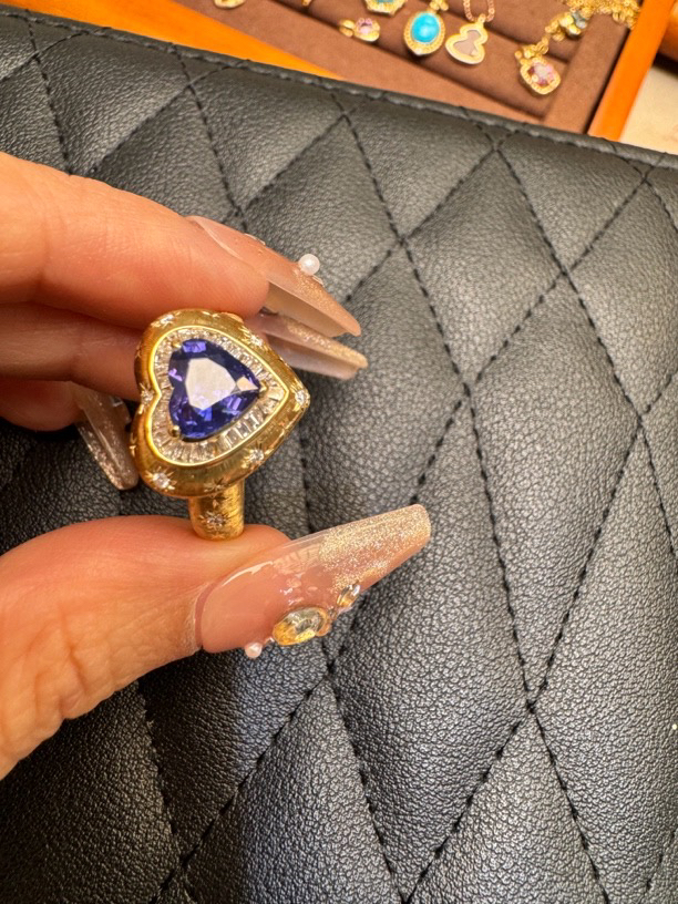 18k镶嵌复古拉丝爱心蓝宝石戒指