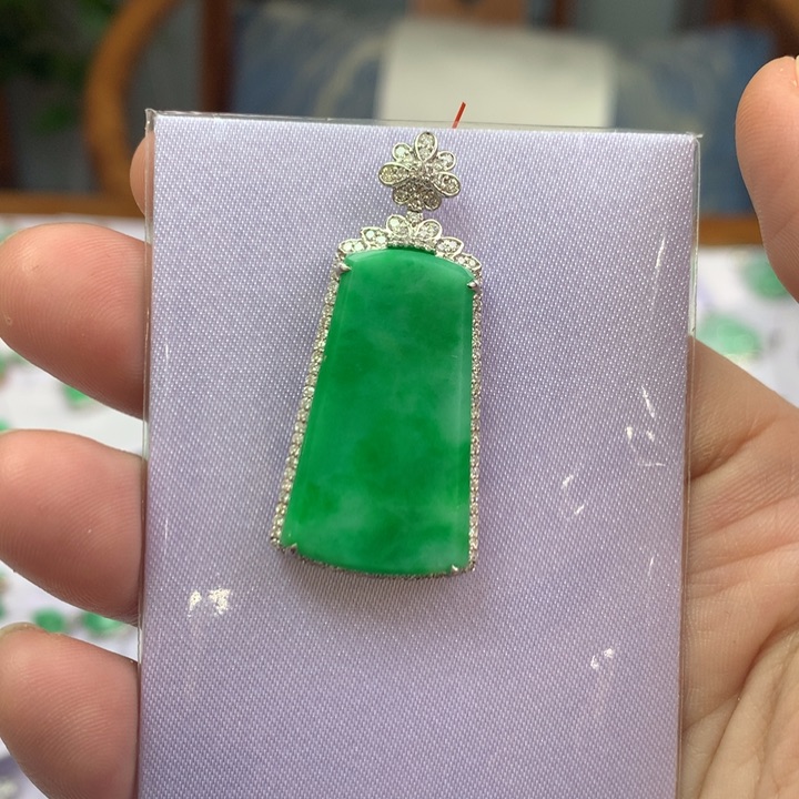 翡翠颈饰18K金镶嵌翡翠吊坠