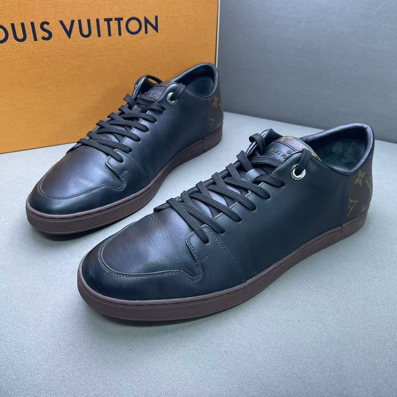 95新 LouisVuitton/路易威登 黑色后跟老花拼色板鞋  多尺码