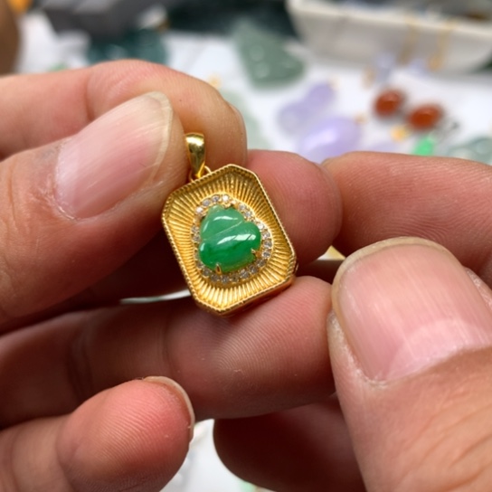 翡翠颈饰未镶嵌翡翠