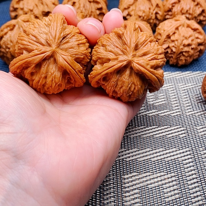 伟***~吊坠文玩核桃三棱