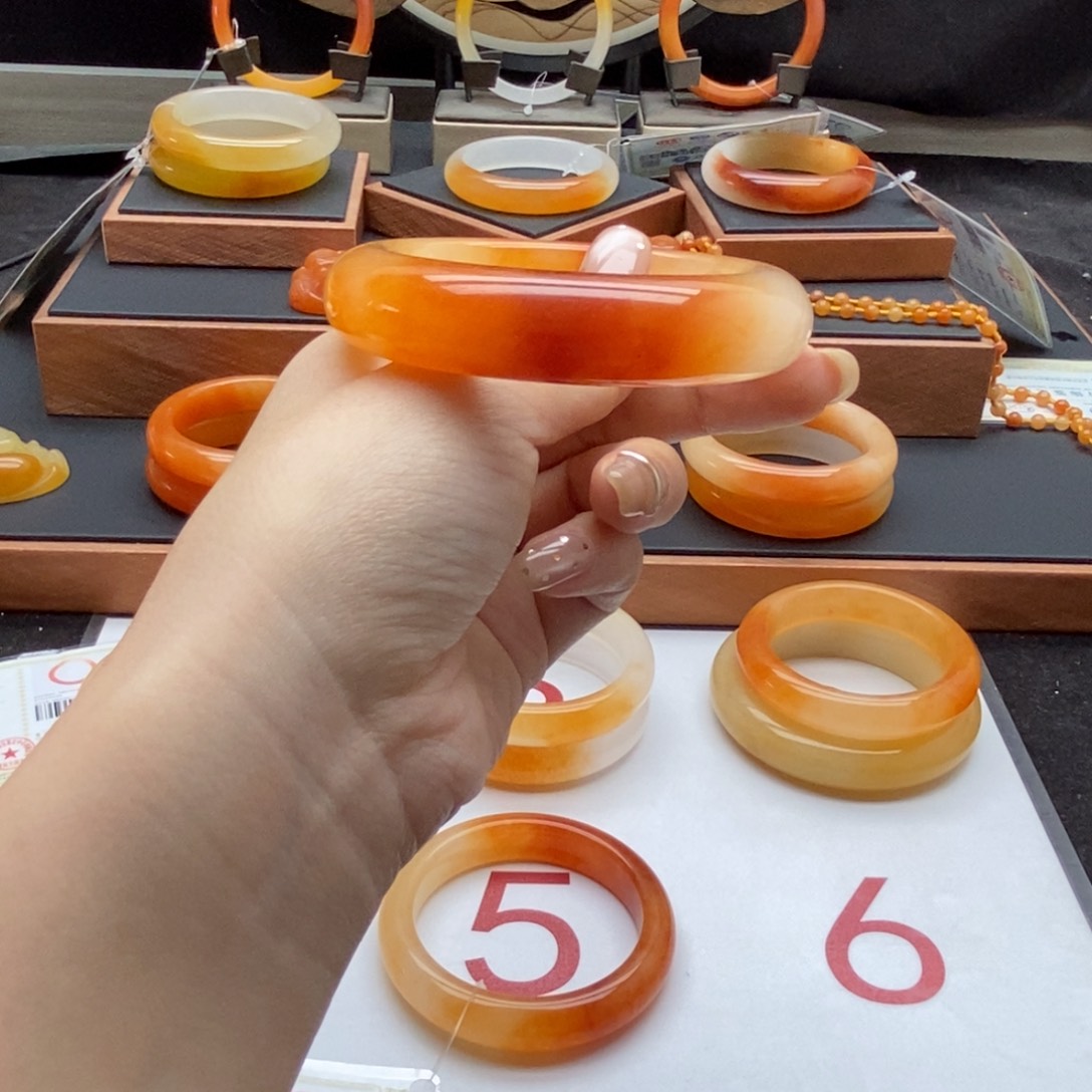 石英质玉（黄龙玉）未镶嵌手镯54微瑕不退换