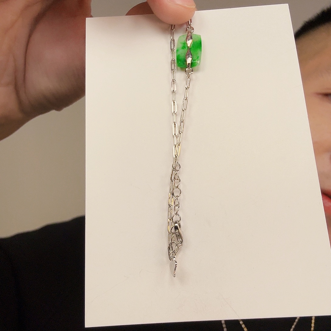 翡翠未镶嵌颈饰一件