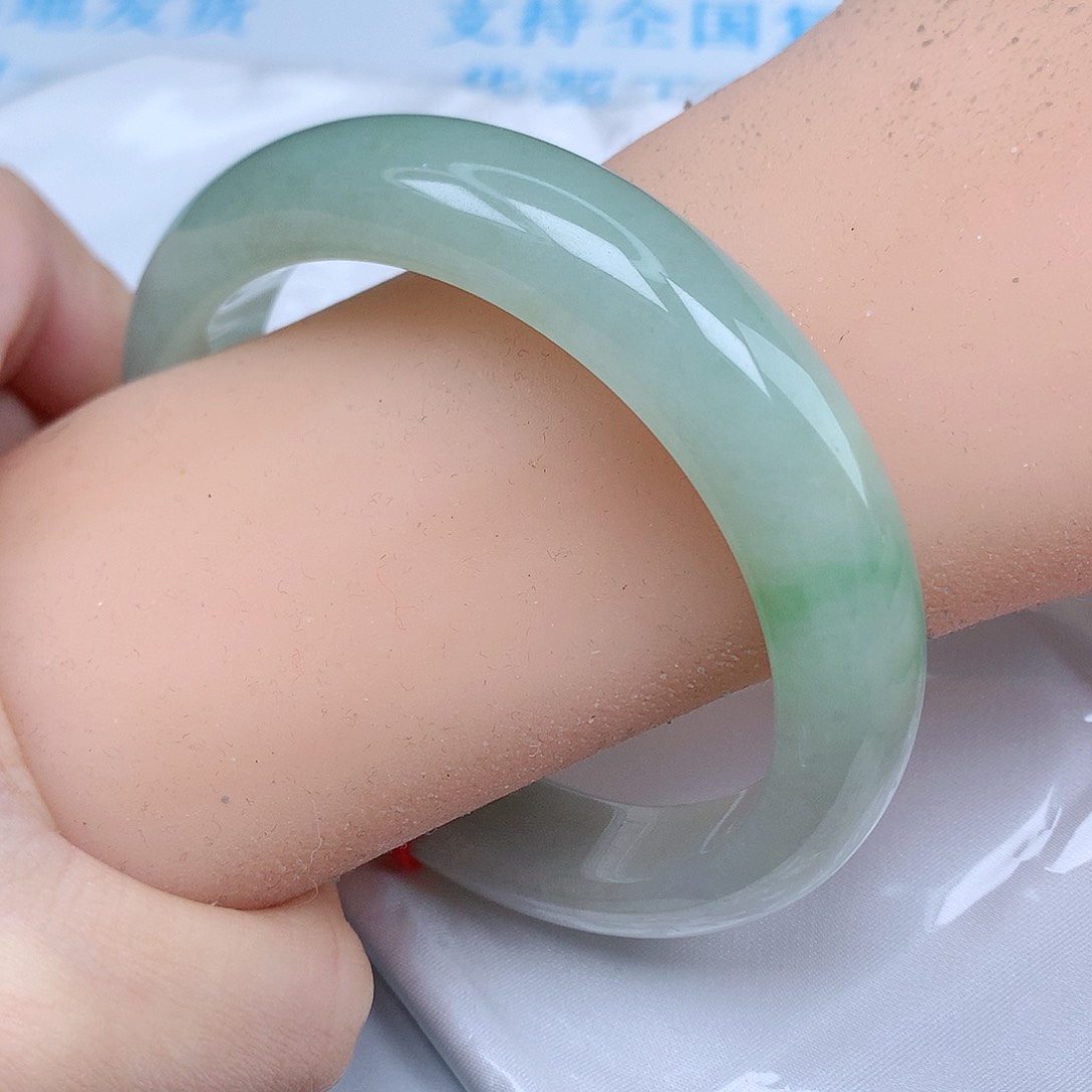 翡翠手镯未镶嵌天然