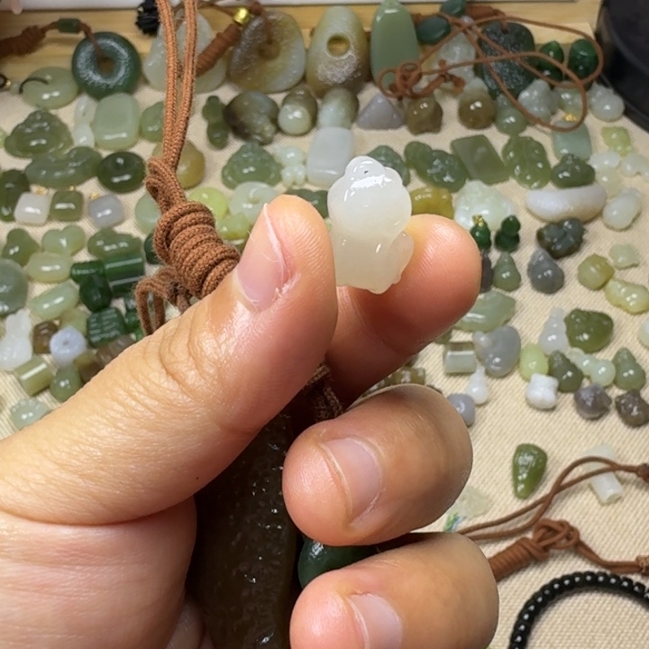 晚***n和田玉（糖玉）未镶嵌车挂