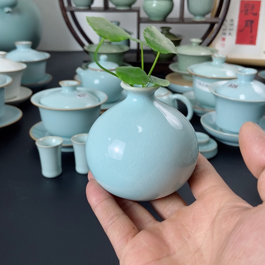 一级品天青釉小石榴瓶