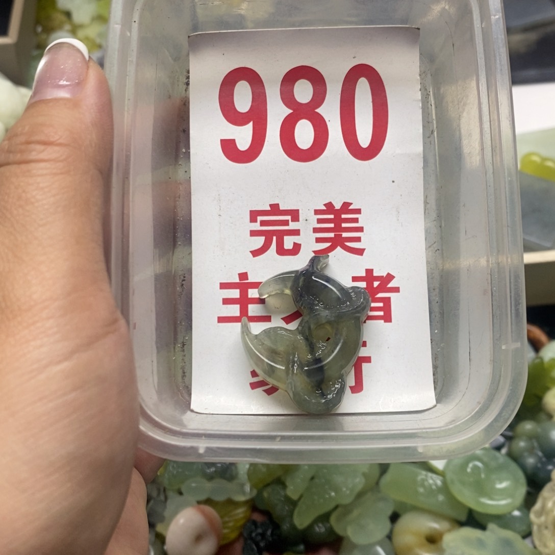 透闪石-蛇纹石玉吊坠未镶嵌