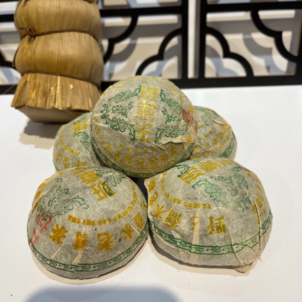 2005年老班章普洱熟茶，宫廷用料滋味醇厚。一条五沱500克。