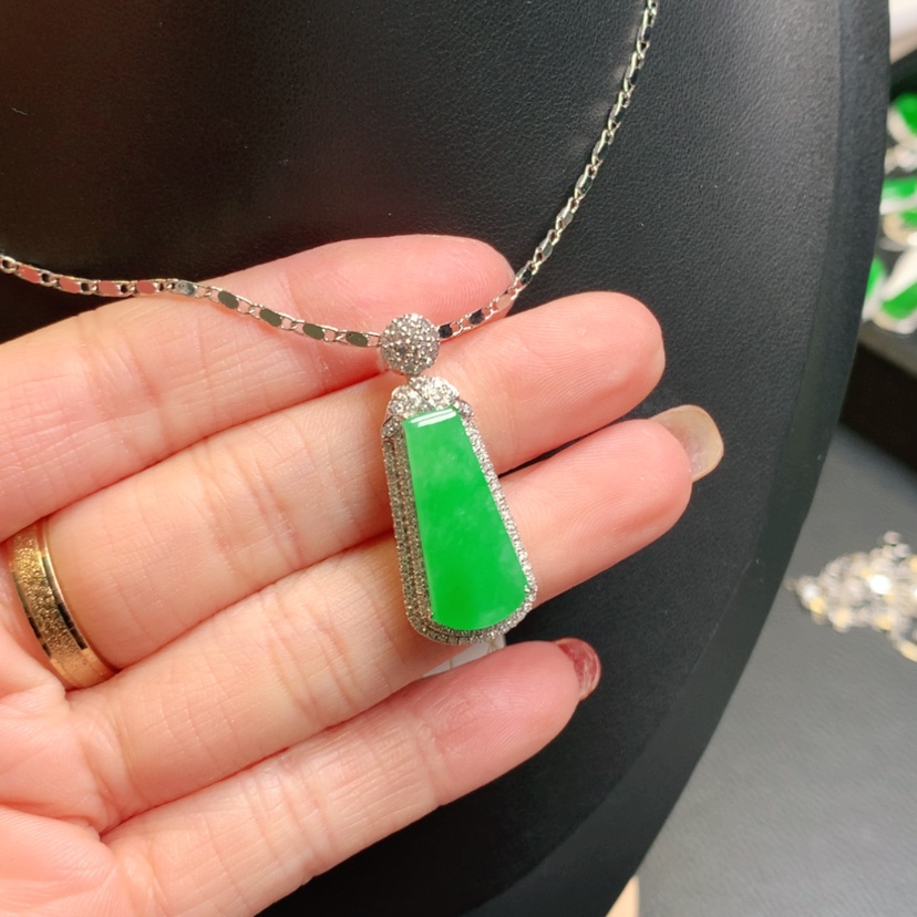 【闪购商品】翡翠吊坠(赠链)18K金镶嵌