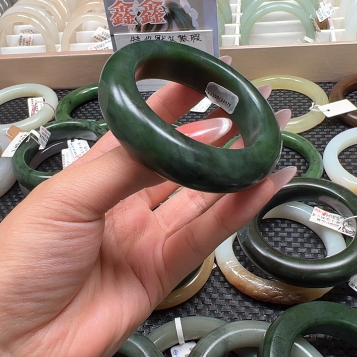 半***条和田玉手镯未镶嵌