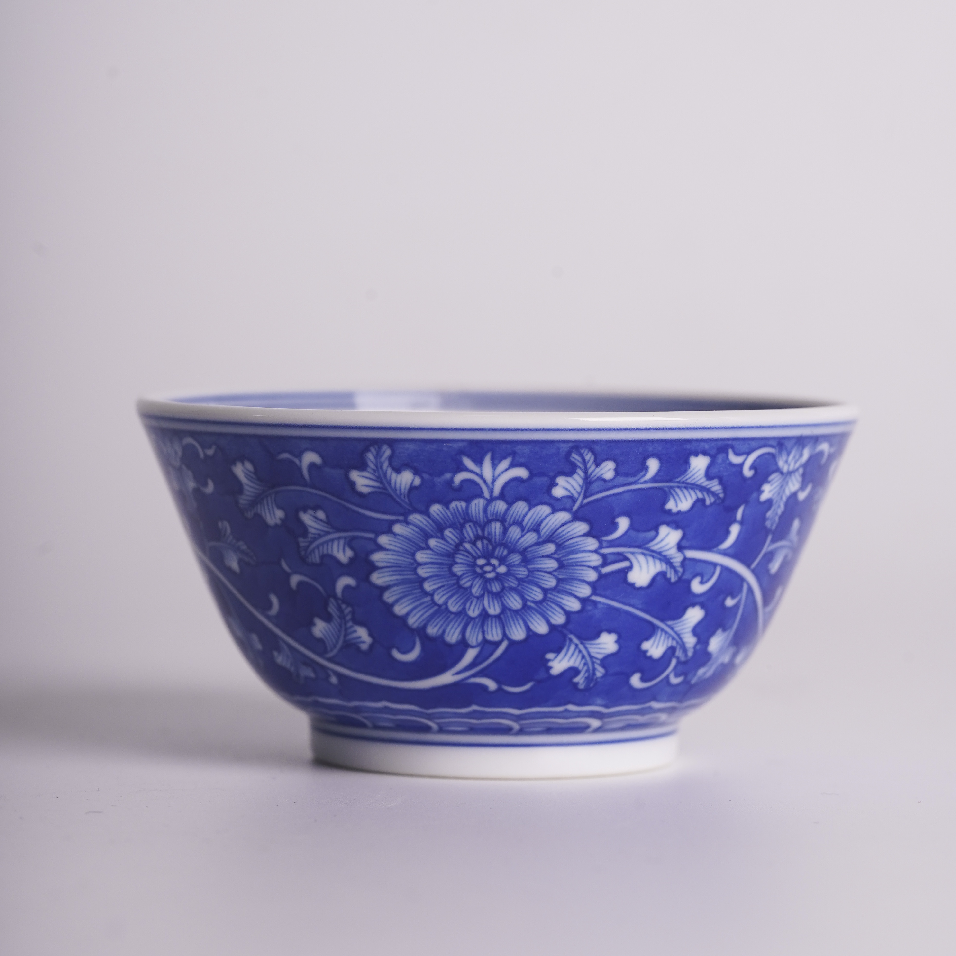 隐山清玩晓花窑蓝地团菊杯