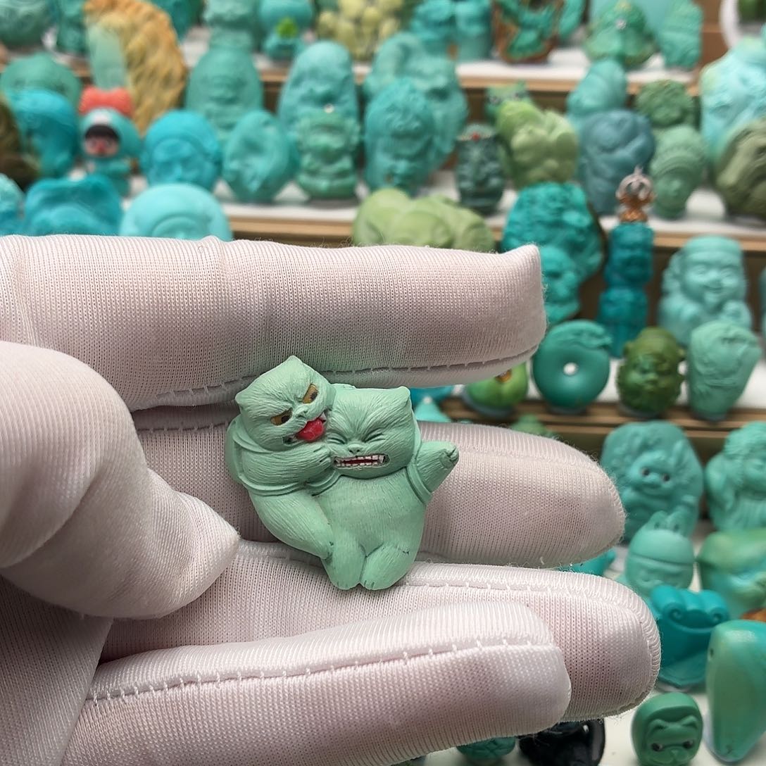 孙***子绿松石未镶嵌饰品