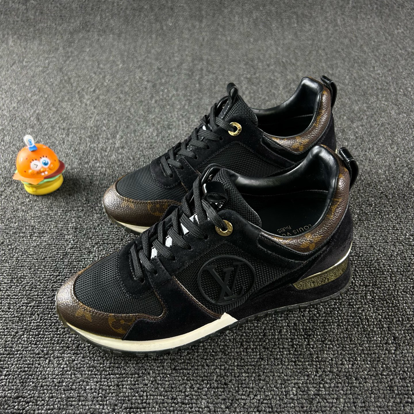 95新 LouisVuitton/路易威登 黑色老花运动鞋34.5码 HB5351 