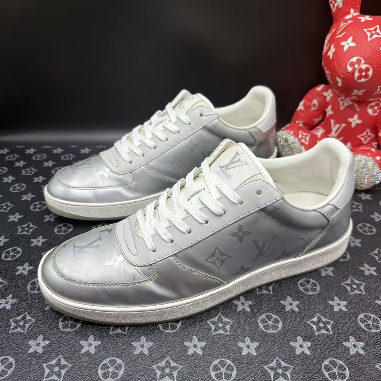 95新 LouisVuitton/路易威登 银色老花板鞋42.5欧码 kke678