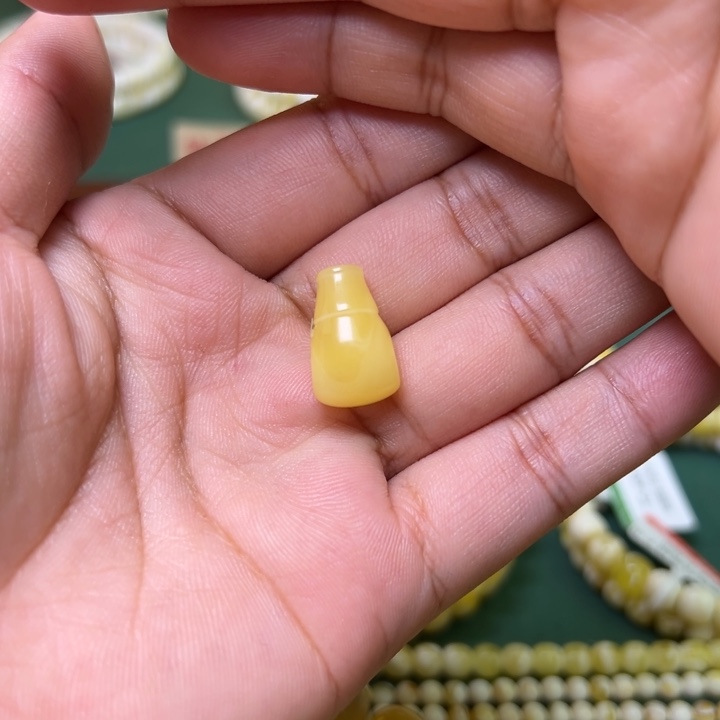 蜜蜡未镶嵌珠宝奇石