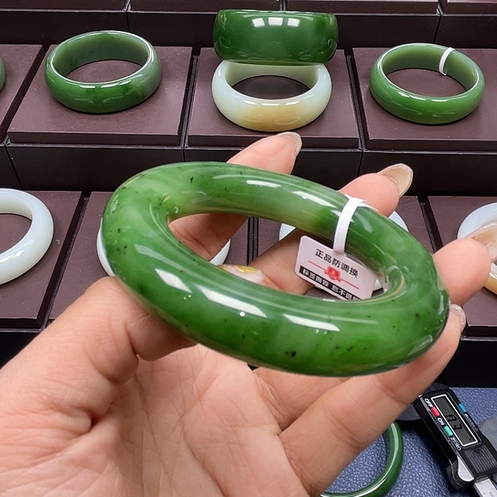 和田玉（碧玉）未镶嵌手镯